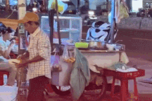 "Bắt thóp" người đàn ông bán hủ tiếu dùng lại tô bát chưa rửa