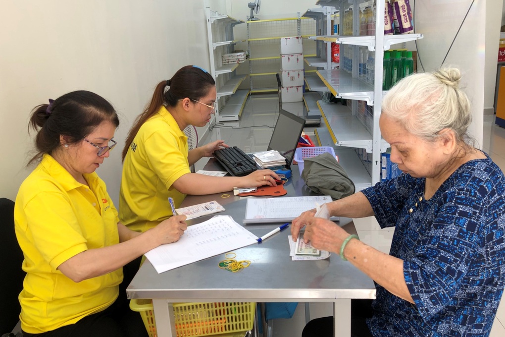 TPHCM chi trả lương hưu mới cho hơn 200.000 người - 1 TPHCM chi trả lương hưu mới cho hơn 200.000 người - 1