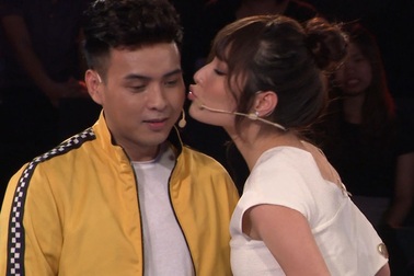 Diễm My gây kinh ngạc khi liên tục “hôn” người chơi trên sân khấu