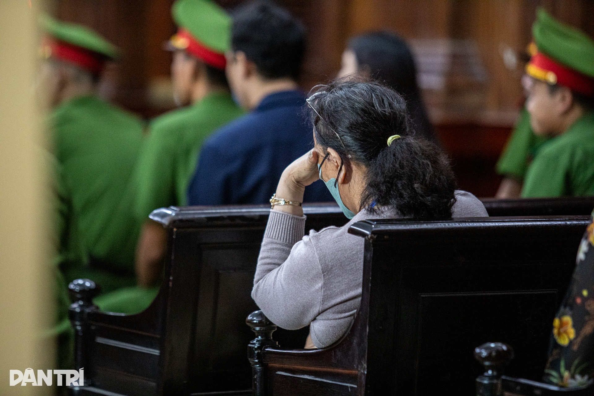 Hoa hậu Thùy Tiên vẫy tay chào người thân sau khi nhận án 2 năm tù - 9