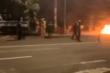 Vi phạm nồng độ cồn, "cù nhây" đốt luôn xe máy: Đừng đùa với luật pháp!