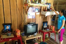 Nghẹn lòng cảnh cô bé 13 tuổi lần lượt mất cha, mất mẹ rồi mất anh