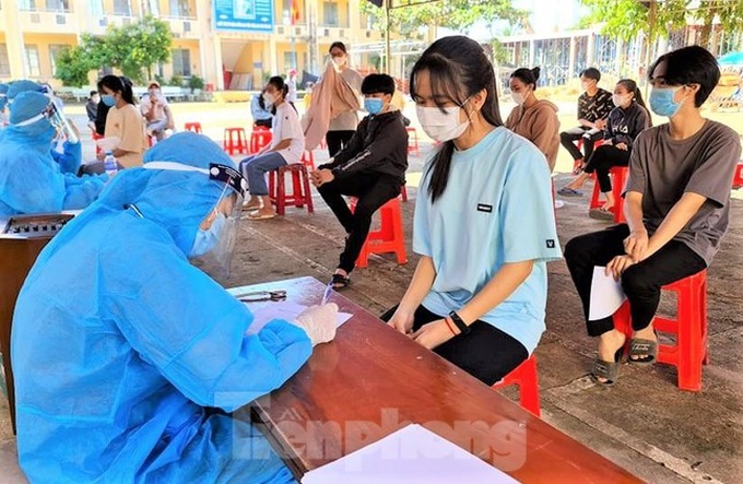 Tiêm vaccine cho trẻ em tỉnh Bình Phước.