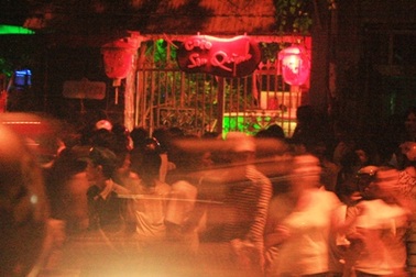 Đôi nam nữ chết trong nhà vệ sinh của quán cà phê