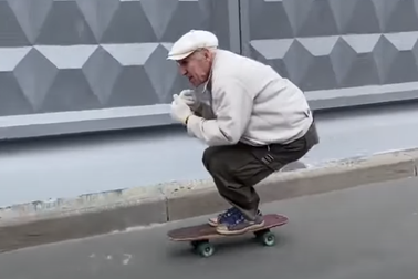 Cụ ông 73 tuổi trượt ván điêu luyện gây "bão mạng"