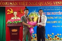 Lãnh đạo tỉnh Quảng Bình đón, tặng hoa chúc mừng “chàng trai vàng” Olympic Vật lý Quốc tế