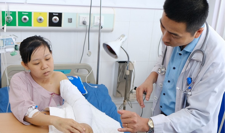 Cái Tết ấm áp của nữ điều dưỡng bị xe tải đè dập nát tay - 1 Cái Tết ấm áp của nữ điều dưỡng bị xe tải đè dập nát tay - 1