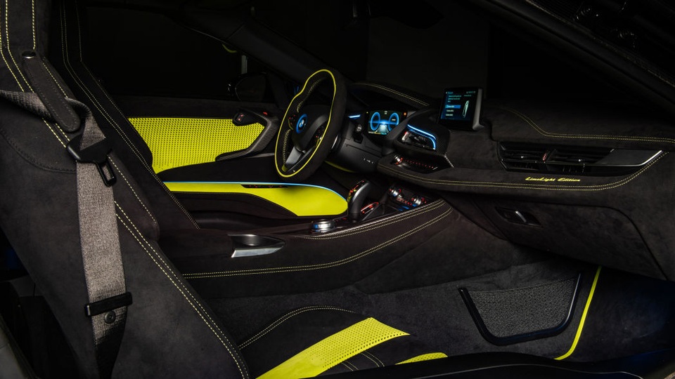 Cận cảnh chiếc BMW i8 Roadster màu xanh neon độc nhất vô nhị - 5 Cận cảnh chiếc BMW i8 Roadster màu xanh neon độc nhất vô nhị - 5