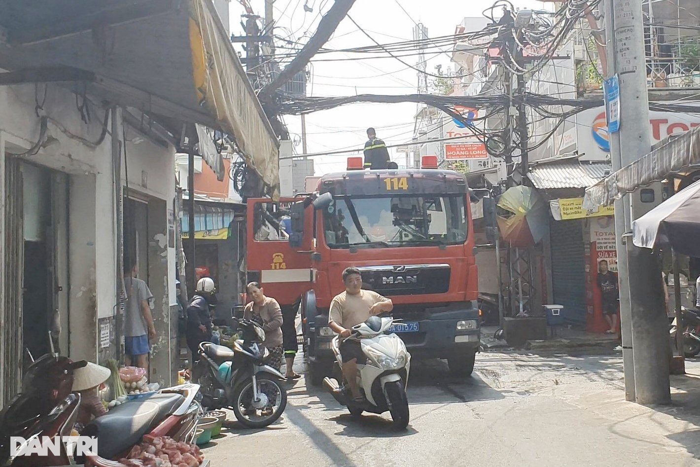 Người đàn ông ở TPHCM cố thủ bên trong khi căn nhà đang cháy - 2