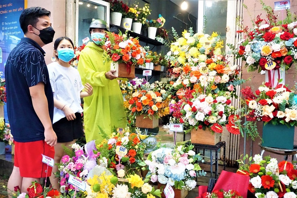 Dịp lễ 20/10, giới buôn hoa liêu xiêu vì giá hoa cao, người mua e dè - 1 Dịp lễ 20/10, giới buôn hoa liêu xiêu vì giá hoa cao, người mua e dè - 1