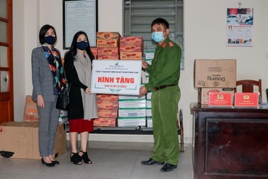 Ciputra trao tặng nhu yếu phẩm hỗ trợ phòng, chống dịch Covid-19