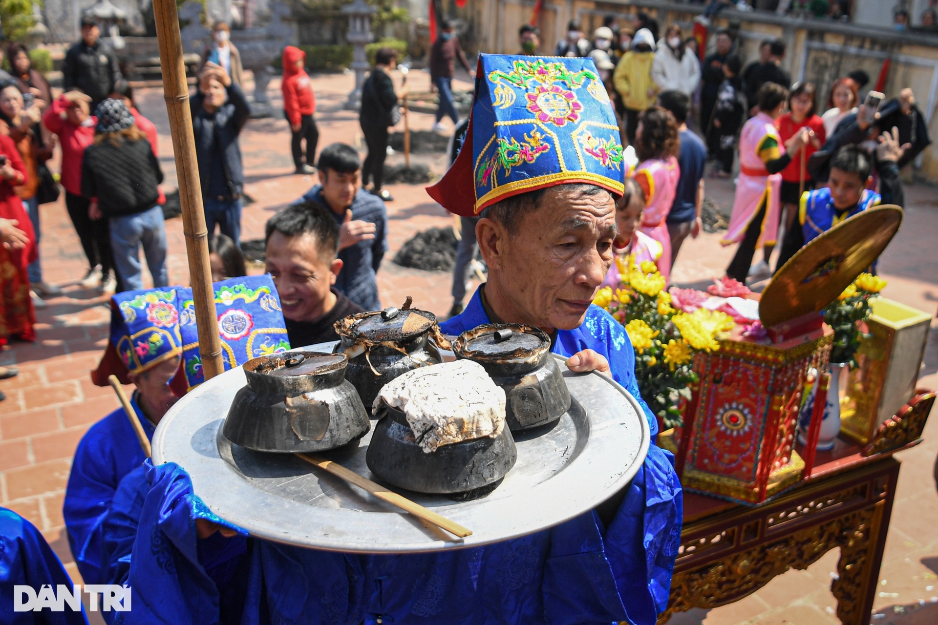 Cả làng chung tay giã gạo, thổi lửa thi nấu cơm giữa sân đình ở Hà Nội - 15 Cả làng chung tay giã gạo, thổi lửa thi nấu cơm giữa sân đình ở Hà Nội - 15