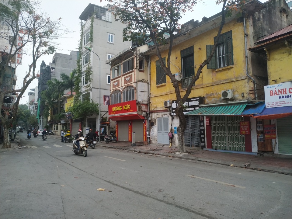 Điểm nóng Covid-19 tại Hà Nội: Hàng quán đóng cửa, phố xá vắng hoe - 3 Điểm nóng Covid-19 tại Hà Nội: Hàng quán đóng cửa, phố xá vắng hoe - 3