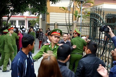 Người nhà bị hại tràn vào trụ sở Huyện ủy phản đối bản án của tòa
