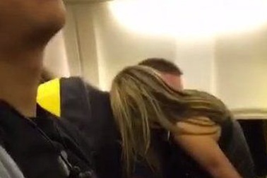 Cặp đôi thản nhiên làm "chuyện ấy" trên máy bay
