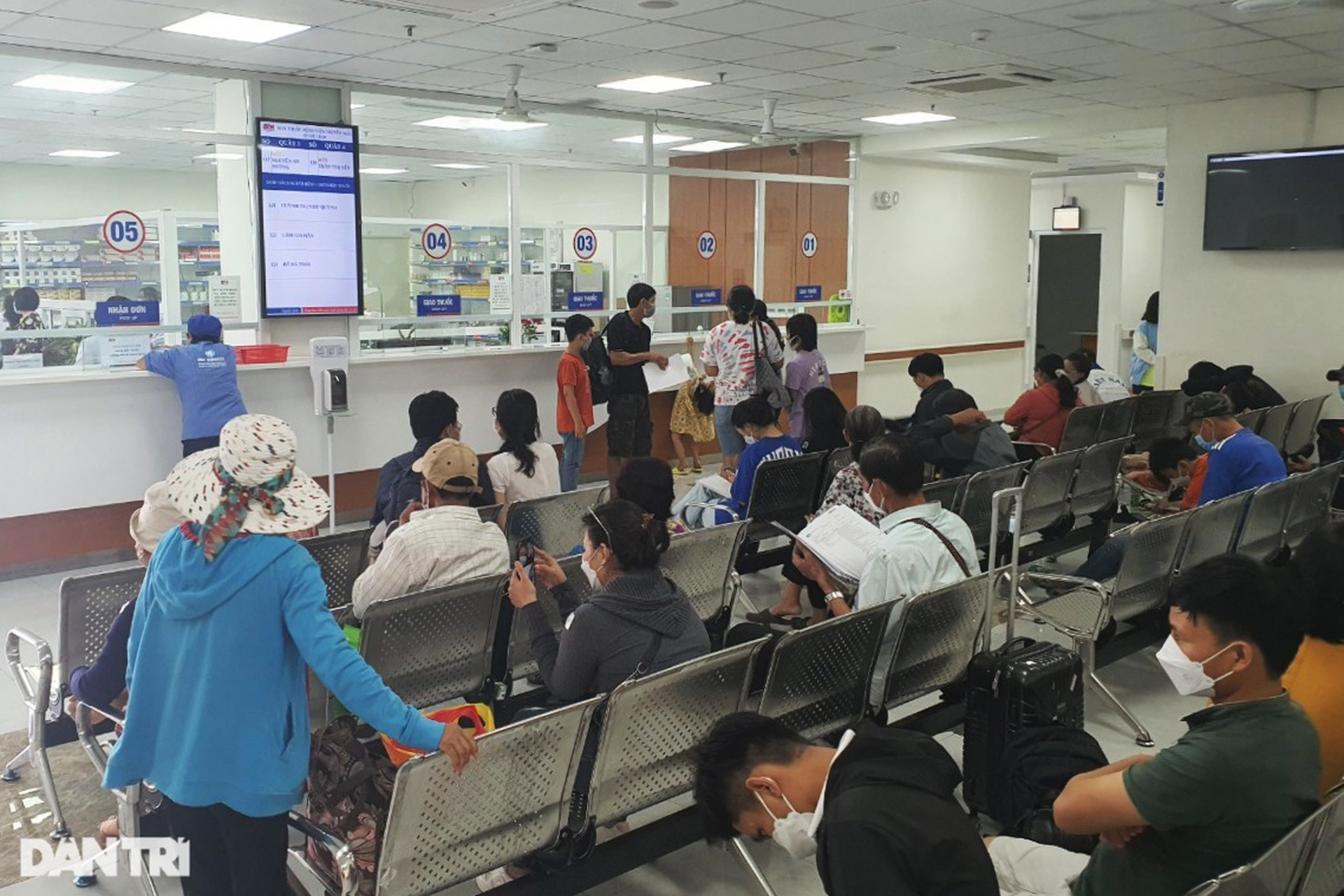 Người bệnh ở TPHCM kiệt quệ vì thiếu thuốc, cơ sở y tế mượn nhau tạm để xài - 6 Người bệnh ở TPHCM kiệt quệ vì thiếu thuốc, cơ sở y tế mượn nhau tạm để xài - 6