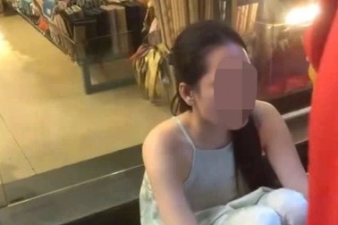 Nữ tài xế có biểu hiện lạ, gây tai nạn liên hoàn trên phố ở Hà Nội