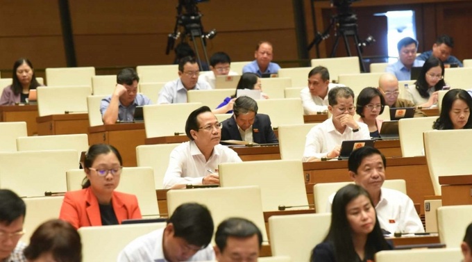 Đại biểu Quốc hội lắng nghe thảo luận về dự Luật
