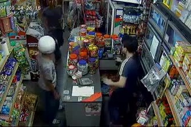 Tên cướp xui xẻo gặp chủ quán có vũ khí "khủng"