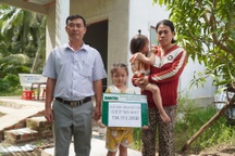 Góa phụ trẻ cùng 3 con thơ nghèo khó được giúp hơn 130 triệu đồng