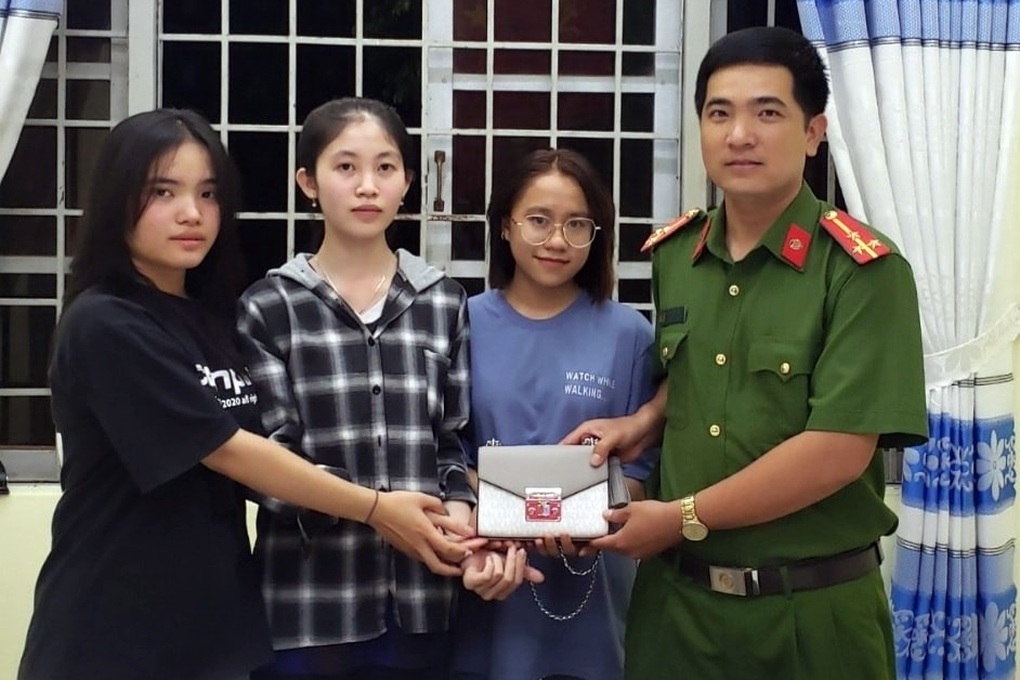 Nhặt túi xách có hàng chục triệu đồng, 3 nữ sinh mang đến cơ quan công an - 2 Nhặt túi xách có hàng chục triệu đồng, 3 nữ sinh mang đến cơ quan công an - 2