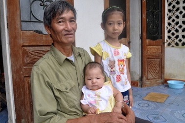 Bé gái 3 tháng tuổi bị bỏ rơi trong hộp xốp