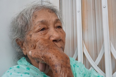 Người Đà Nẵng khóc nghẹn sau mưa lũ: "Nước cuốn trôi hết thật rồi!"