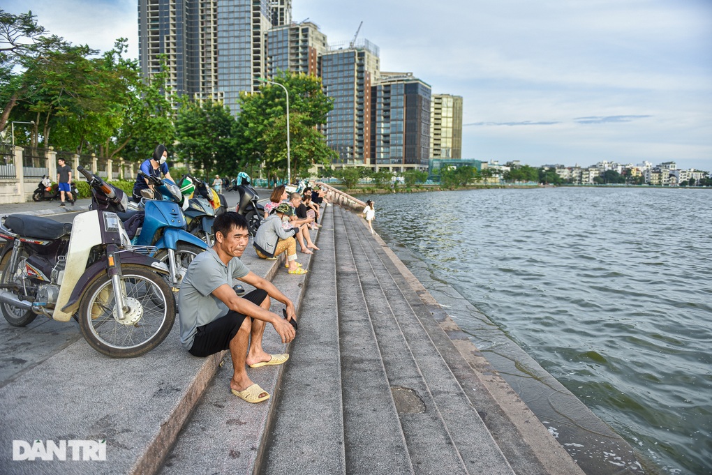 Nắng nóng đỉnh điểm, Hồ Tây thành bể bơi tự nhiên lớn nhất Hà Nội - 9 Nắng nóng đỉnh điểm, Hồ Tây thành bể bơi tự nhiên lớn nhất Hà Nội - 9