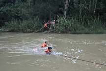 Giải cứu 10 thiếu niên mắc kẹt giữa rừng