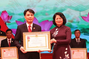 Chánh án TAND huyện Lương Sơn tỉnh Hòa Bình được tặng Huân chương Lao động