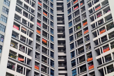 Chuyên gia đề xuất phải chấn chỉnh tình trạng treo băng rôn ở chung cư