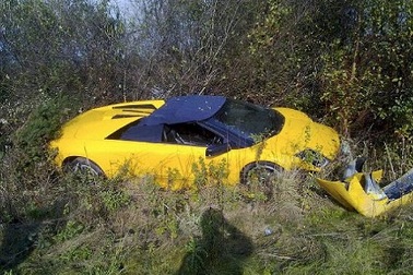 Chú rể đâm hỏng siêu xe thuê trong ngày cưới