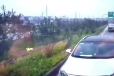 Tài xế bị che mắt suýt đâm vào ô tô chạy vào làn ngược chiều