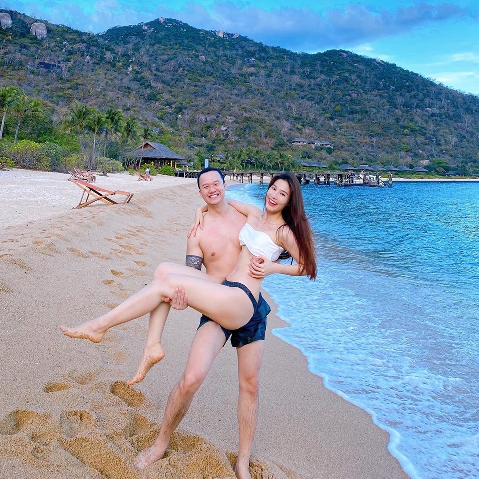 Phan Linh “Tình yêu và tham vọng” diện bikini bên bạn trai doanh nhân - 3 Phan Linh “Tình yêu và tham vọng” diện bikini bên bạn trai doanh nhân - 3