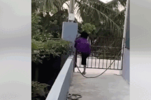 Dân mạng cười đau ruột với clip cụ bà 100 tuổi trèo cổng nhanh thoăn thoắt