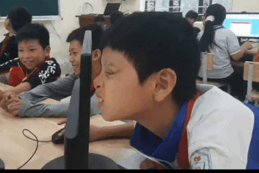 Không có mi mắt, mù lòa, cậu bé 10 tuổi vẫn học giỏi, kiên cường