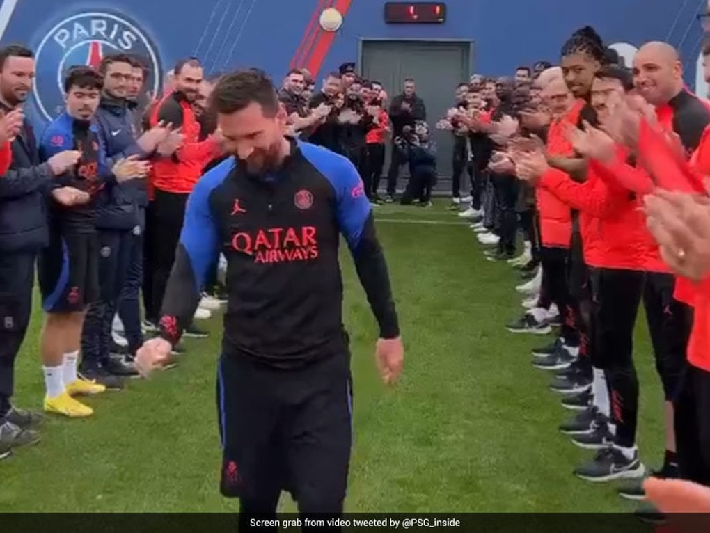 Cả đội PSG xếp hàng, vỗ tay chào Messi trở lại, Mbappe bất ngờ vắng mặt - 1 Cả đội PSG xếp hàng, vỗ tay chào Messi trở lại, Mbappe bất ngờ vắng mặt - 1