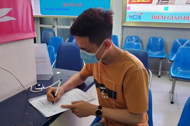 Thất nghiệp do Covid-19: Lái xe ô tô chuyển nghề xe ôm để có thêm thu nhập