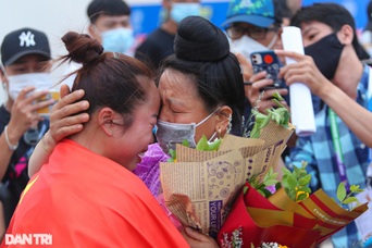 Nữ VĐV ném lao ôm bố, mẹ khóc nức nở sau khi phá kỷ lục SEA Games