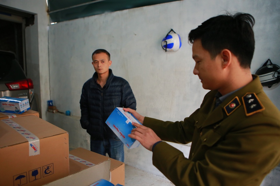 Phát hiện một người Trung Quốc thu gom 50 thùng khẩu trang tại Hà Nội - 9 Phát hiện một người Trung Quốc thu gom 50 thùng khẩu trang tại Hà Nội - 9