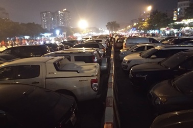 Bãi gửi xe tự phát tại Mỹ Đình “chặt chém” 300.000 đồng/lượt gửi ô tô