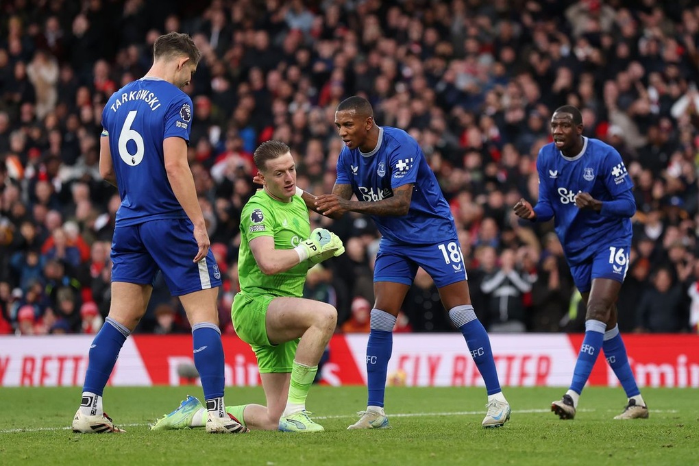 Hàng công kém duyên, Arsenal để Everton ép chia điểm - 2