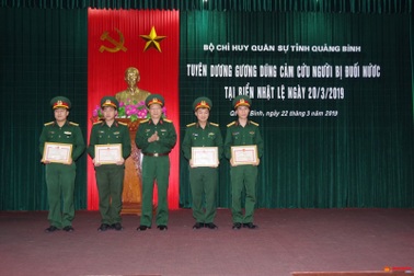 Khen thưởng các chiến sĩ cứu du khách đuối nước trên biển Nhật Lệ