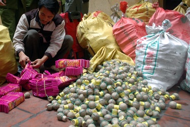 Hà Nội: Lái xe khách chở gần nửa tấn pháo bị khởi tố