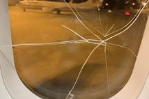 Máy bay đang ở độ cao hàng nghìn mét, khách thất tình đập vỡ cửa sổ