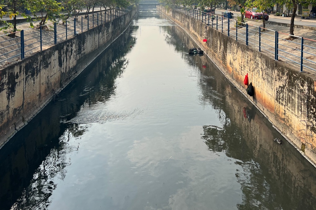 Những chàng trai tự nguyện bơi vào kênh ô nhiễm để gom rác ngày cận Tết - 12 Những chàng trai tự nguyện bơi vào kênh ô nhiễm để gom rác ngày cận Tết - 12