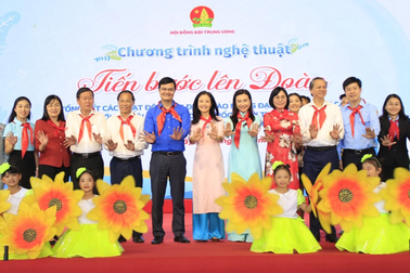 Thiếu nhi biểu diễn trống kèn chào mừng thành công Đại hội Đoàn