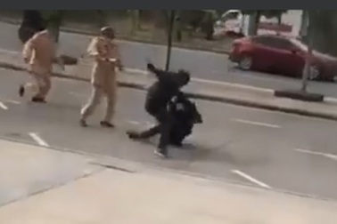 Tạm giữ đối tượng đã vi phạm giao thông còn tấn công lực lượng CSGT