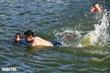 Người dân ngoại thành Hà Nội đổ ra "bể bơi" rộng 7.000m2 tắm giải nhiệt