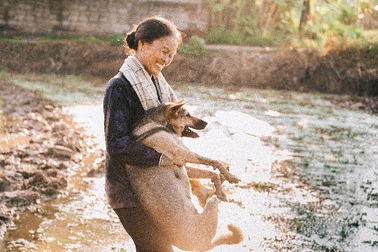 Nụ cười của người mẹ nông dân qua góc máy nhiếp ảnh trẻ